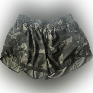 Lululemon track that 5” women’s camouflage shorts size 12